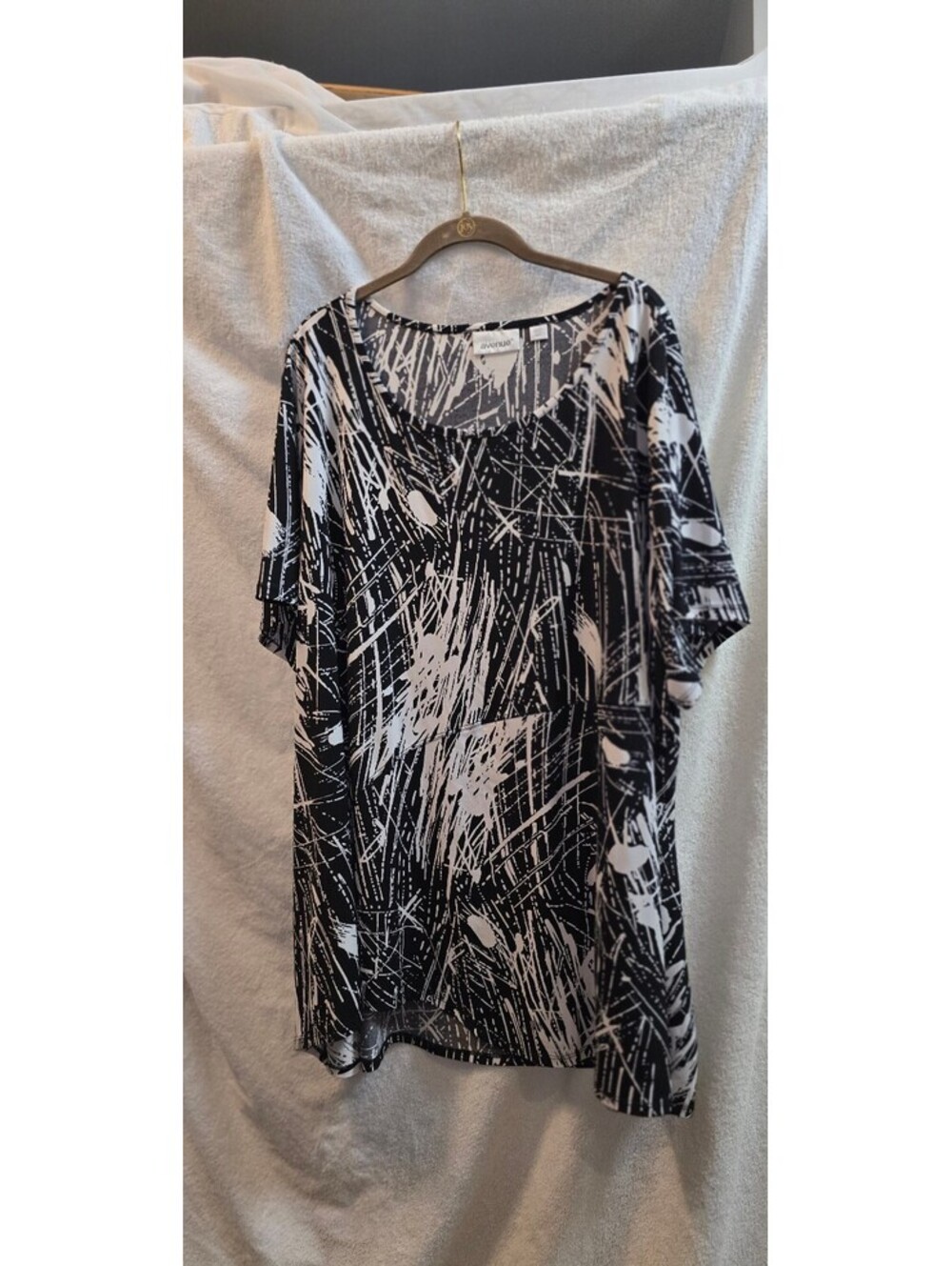 Women's Avenue sz 30-32 white abstract print short sleeve top
